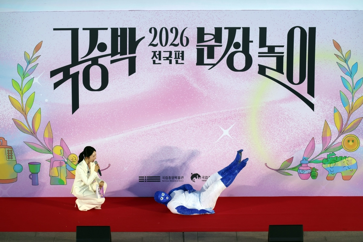 대상을 받은 전은슬(오른쪽)씨가 ‘백자 잉어모양 연적’으로 분장.  뉴시스
