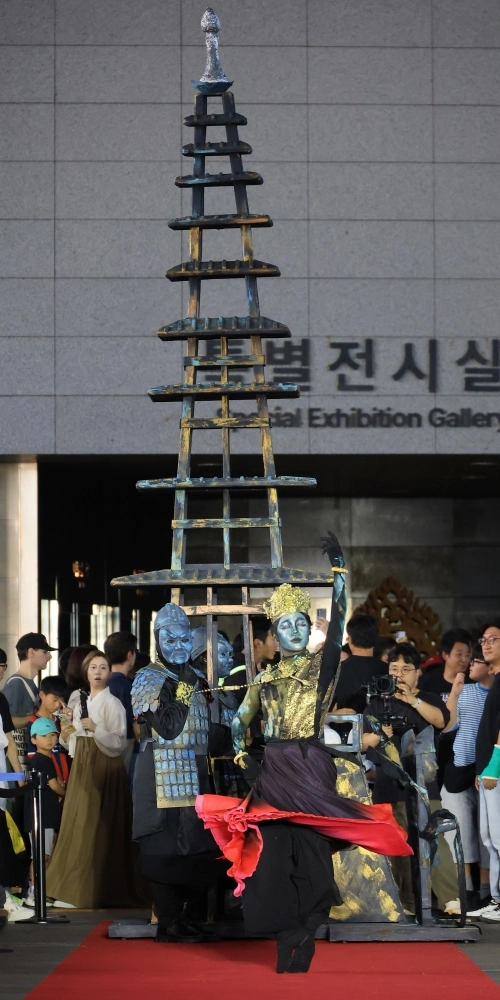 ‘청동 공양탑’을 주제로 한 팀의 모습. 연합뉴스