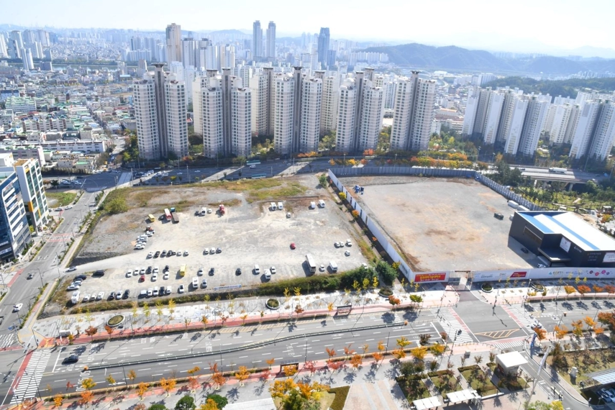 울산 중구 우정혁신도시 내 신세계 부지(왼쪽)와 동원개발 부지.  울산 중구 제공