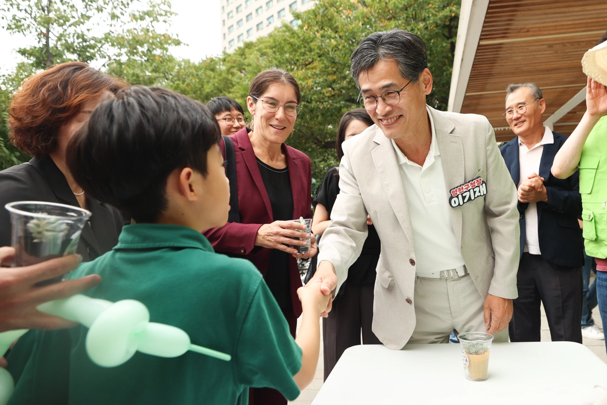 이기재(앞줄 오른쪽) 서울 양천구청장이 지난 12일 한·불 수교 140주년 기념 파리공원 문화축제에서 만난 아이와 악수하고 있다.  양천구 제공