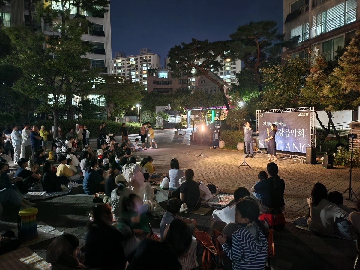 지난 9일 서울 마포구 서강동 서강해모로아파트에서 열린 찾아가는 음악회.  마포구 제공