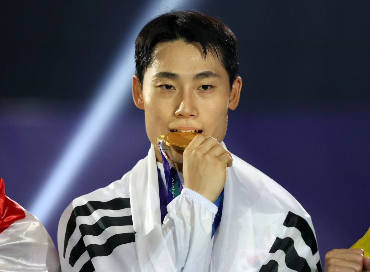 테크볼 국가대표 이준석이 20일 일본 나고야 히가시 스포츠센터에서 열린 2026 아이치·나고야아시안게임 테크볼 남자 단식 결승전에서 우승한 뒤 시상대에서 금메달을 깨물고 있다. 2026.9.20 나고야 연합뉴스