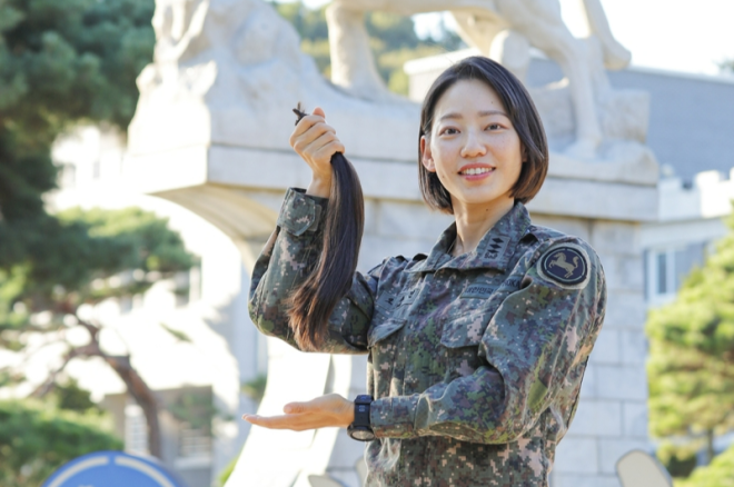육군 장교가 14년간 머리 기른 이유…소아암 환아에 280㎝ 기부