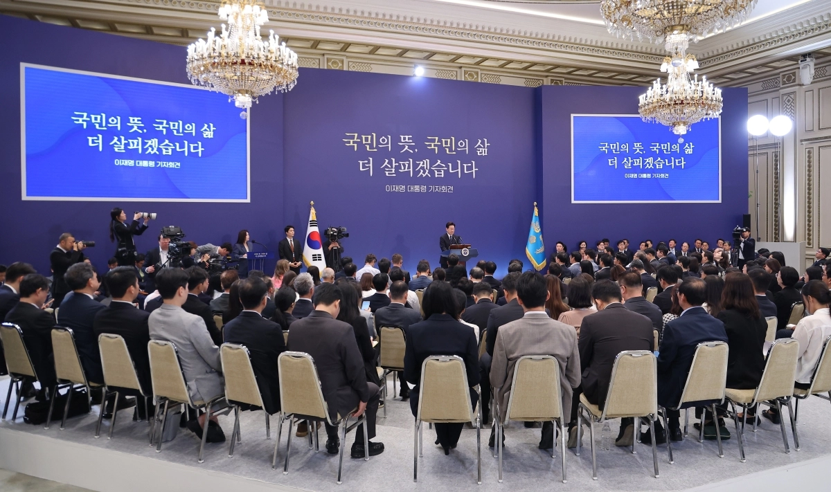 이재명 대통령은 민주화 이후 가장 권력이 집중된 대통령이다. 하지만 ‘소수 약세 야당’의 견제가 전혀 없어 되레 ‘집토끼’들끼리 분열하는 역설적 상황을 맞았다. 사진은 지난 18일 청와대 영빈관에서 기자회견을 하는 이 대통령. 연합뉴스