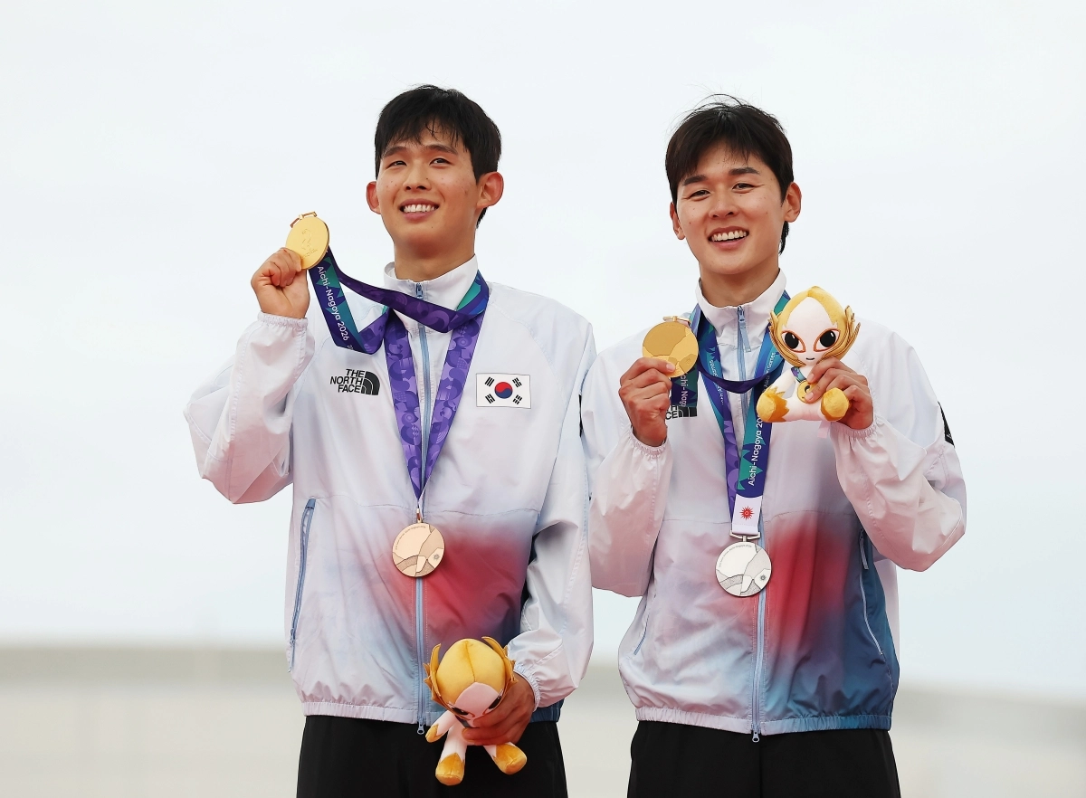 20일 오후 근대5종 남자 단체전 시상식에서 금메달을 들고 활짝 웃고 있는 이종현(오른쪽 사진 왼쪽)과 전웅태. 금메달을 합작한 서창완은 결승 막판 근육 경련과 과호흡 증세를 보였고, 시상식에도 참석하지 못했다. 안조 연합뉴스