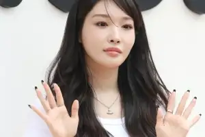 thumbnail - 가수 청하, 건강 악화로 응급실 이송… 하루만에 놀라운 근황