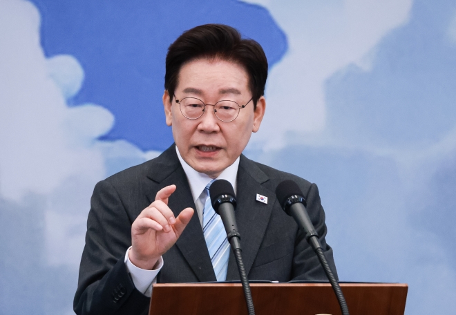 李 지지율, 10주만에 올라 34.8%… “국정 쇄신 의지 강조로 상승 전환” [리얼미터]