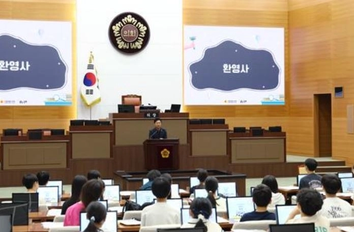 지난 18일 서울시의회에서 개최된 ‘한산초 2026년 찾아오는 청소년 의회아카데미’에 참석해 환영사를 하는 장태용 의원. 서울시의회 제공