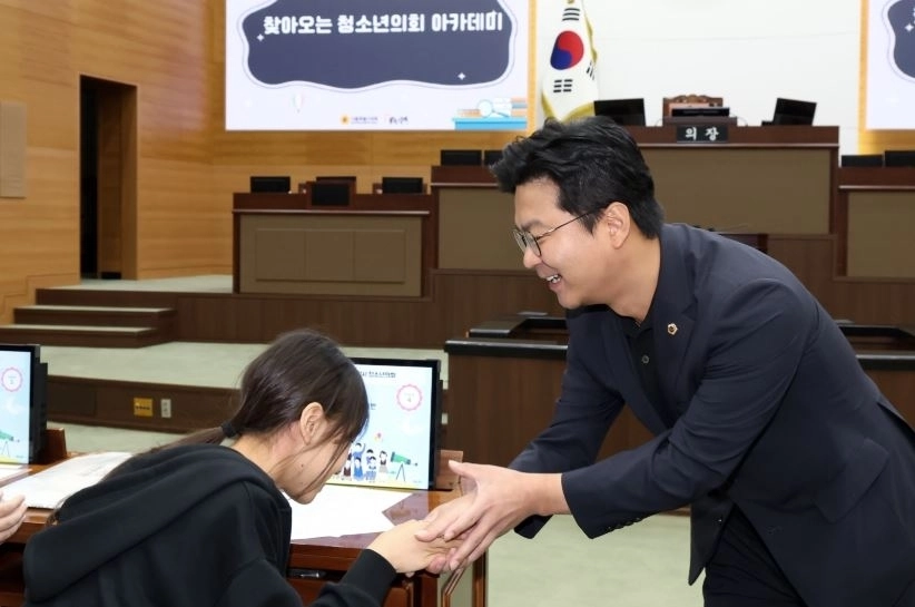지난 18일 서울시의회에서 개최된 ‘한산초 2026년 찾아오는 청소년 의회아카데미’에서 한산초 학생과 악수하는 장태용 의원. 서울시의회 제공