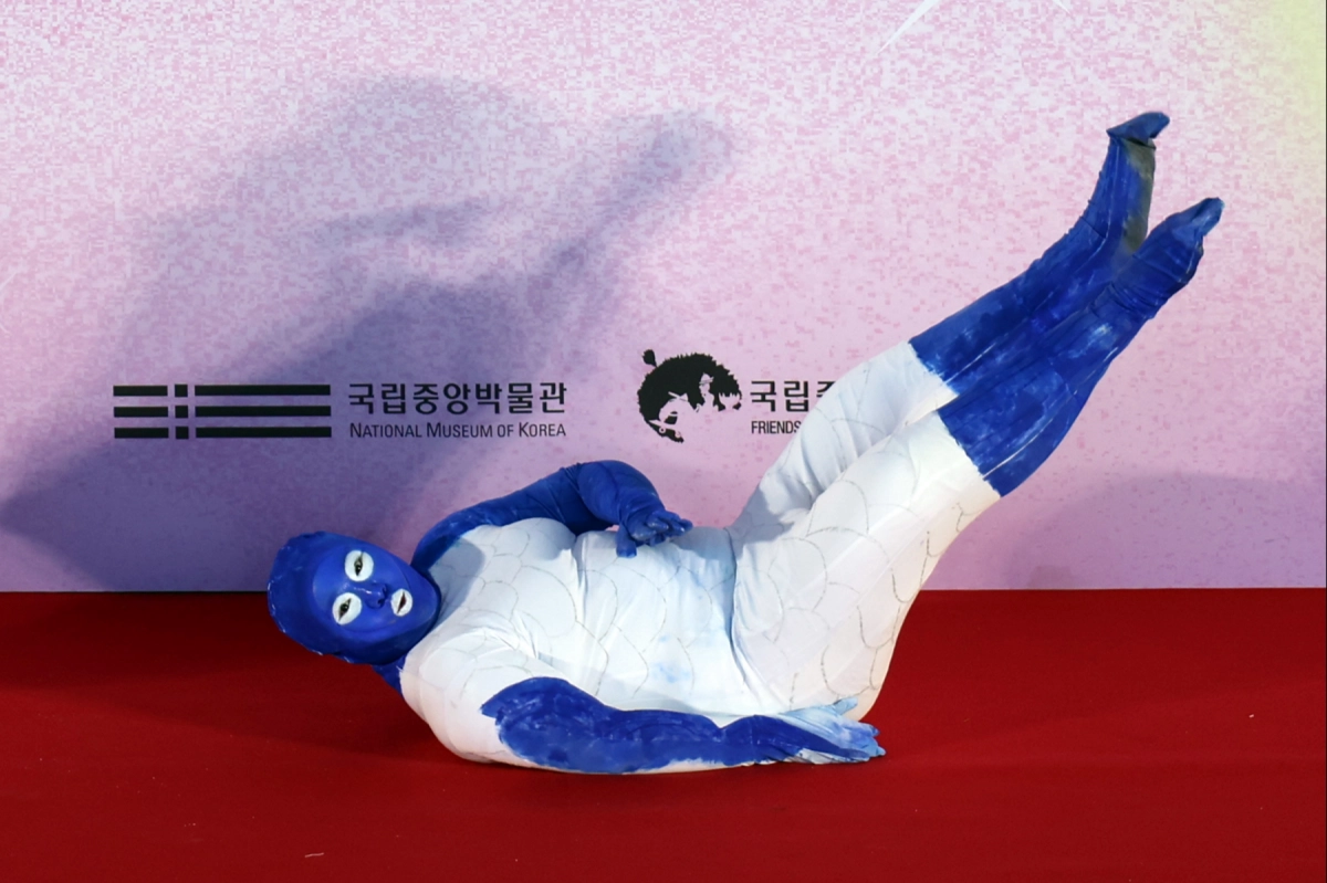 19일 서울 국립중앙박물관에서 열린 2026 국중박 분장놀이에서 ‘백자 잉어모양 연적’을 표현한 참가자가 장기를 뽐내고 있다. 2026.09.19. 뉴시스