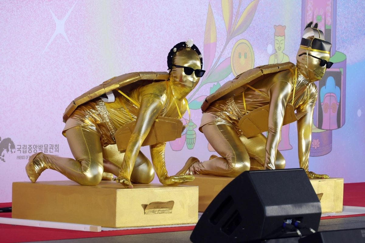 19일 서울 국립중앙박물관에서 열린 2026 국중박 분장놀이에서 ‘단종 복위 시호 금보, 단종비 정순왕후 복위 시호 금보’를 표현한 숨고르는 거북이 팀이 장기를 뽐내고 있다. 2026.09.19. 뉴시스