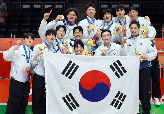 개막 전 짐 싼 국가도 나왔다…‘B리그 눈치’ 기형적 일정 속 한국 농구 12년만에 우승