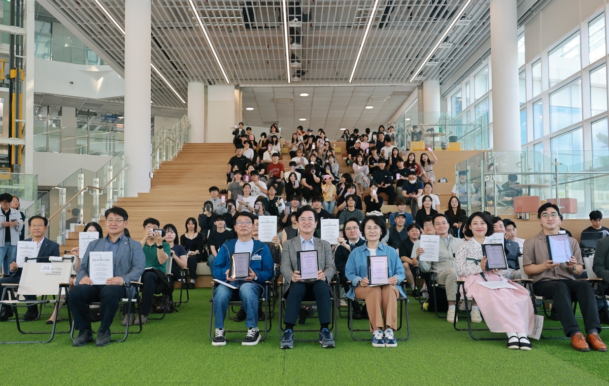허태정(사진 가운데) 대전시장이 19일 한남대 캠퍼스혁신파크에서 열린 ‘대전 청년주간’ 행사에서 ‘청년특별시 대전’을 선언했다. 대전시 제공