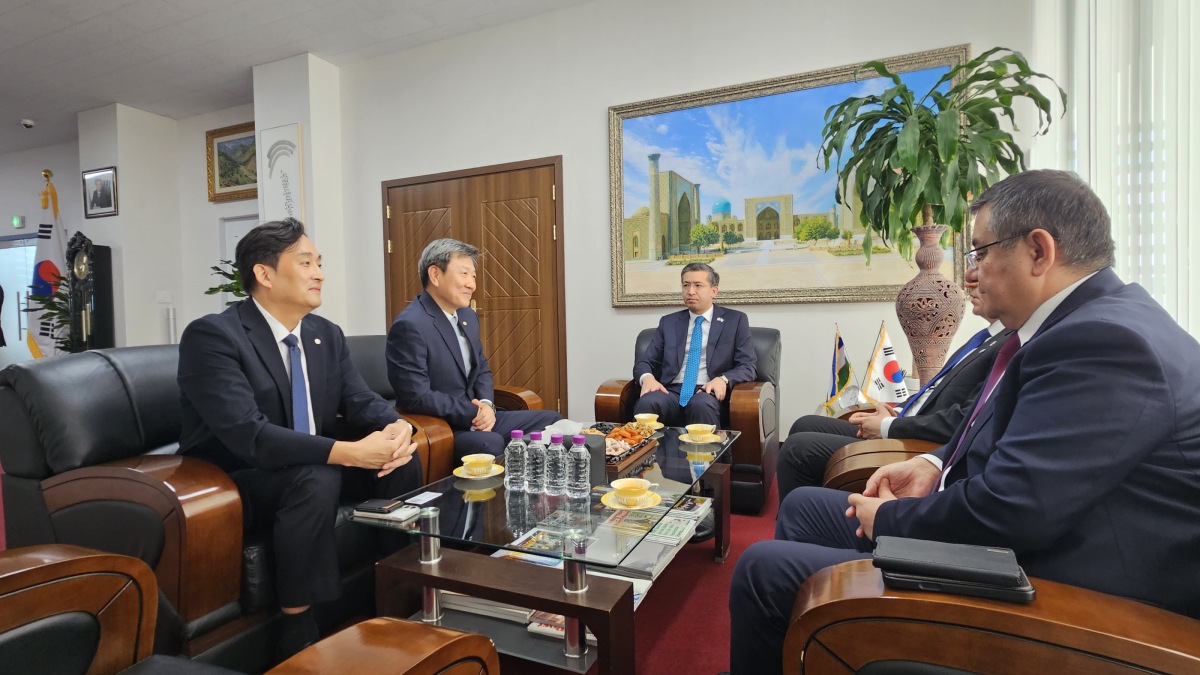 왼쪽부터 시계 방향으로 김병준 국제교류처장, 정승렬 총장, 알리쉐르 압두살로모프 주한우즈베키스탄 대사, 셰르조드 셰르마토프 장관, 자몰 틸로예비치 마흐수도프 차관이 대화하고 있다. 국민대 제공