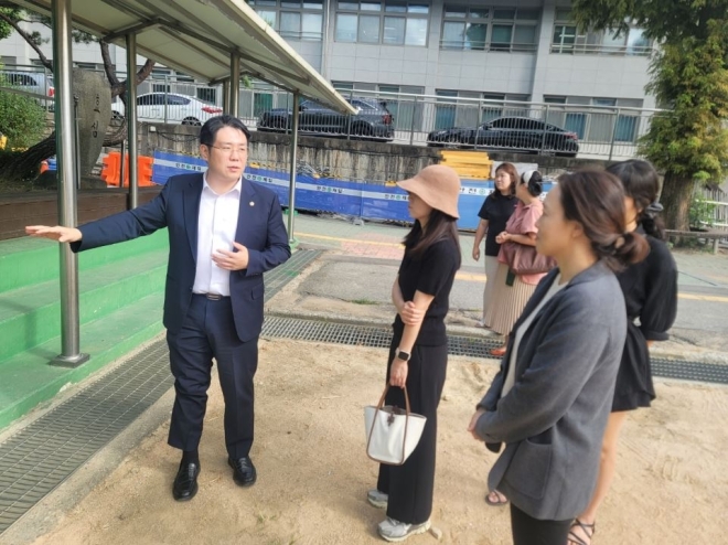 김현석 경기도의원, 과천 청계초 현장 방문… “공사 정상화·체육관 누수 해결 끝까지 챙길 것”