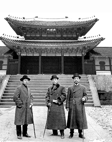 현 동화약품의 전신인 동화약방의 창업주인 민강(맨 오른쪽) 선생. 동화약품 제공