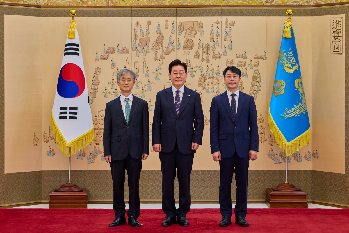 이재명 대통령, 김성수 신임 대법관 임명장 수여