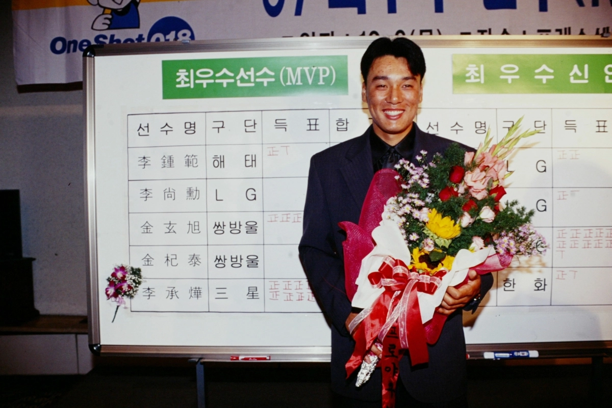 이승엽이 1997년 정규시즌 MVP로 선정된 뒤 환하게 미소짓고 있다.   삼성 라이온즈 제공