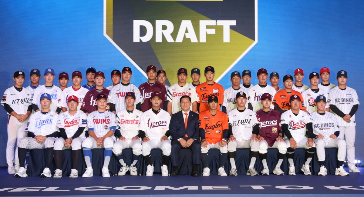 지난해 9월 17일 서울 송파구 롯데호텔 월드에서 열린 2026 KBO 신인 드래프트에서 지명된 선수들이 기념촬영을 하고 있다.     연합뉴스