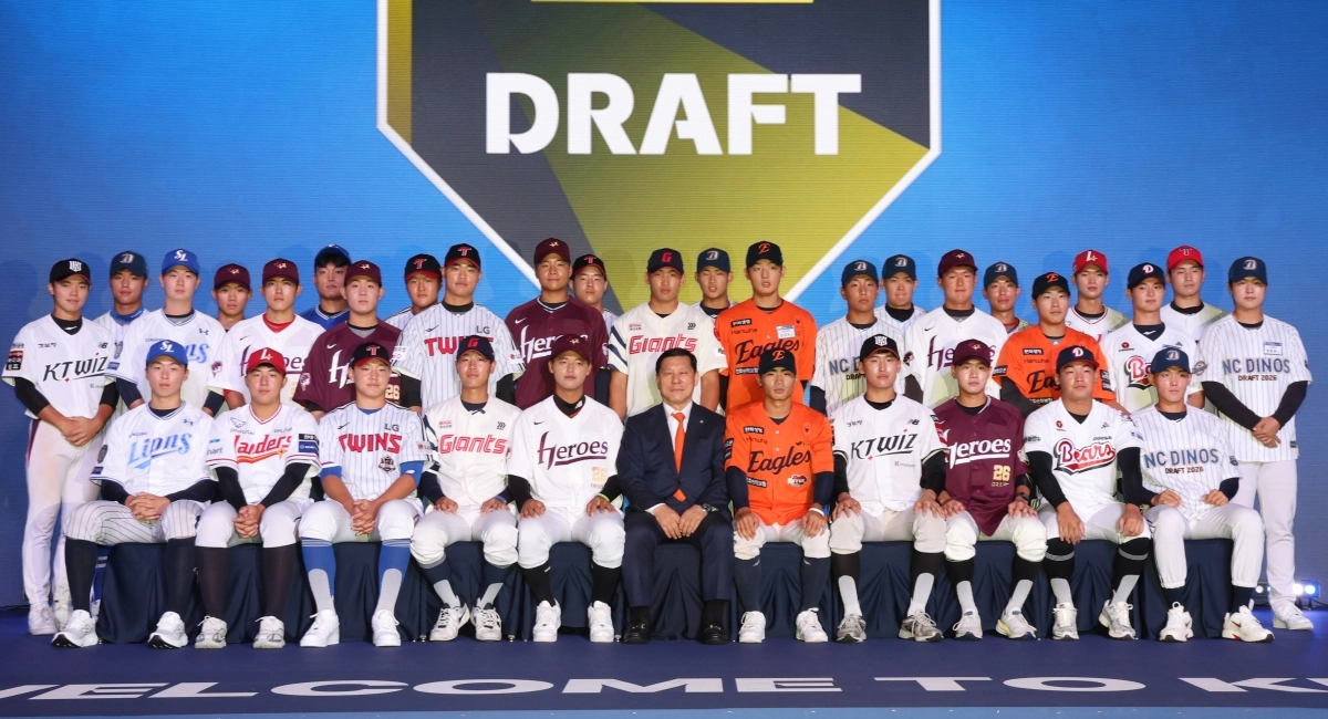 지난해 9월 17일 서울 송파구 롯데호텔 월드에서 열린 2026 KBO 신인 드래프트에서 지명된 선수들이 기념촬영을 하고 있다.     연합뉴스