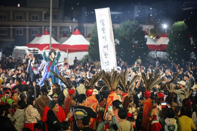 ‘가면의 기억, 모두의 춤’을 주제로 한 안동국제탈춤페스티벌 2026’이 오는 24일부터 다음 달 4일까지 중앙선1942안동역과 탈춤공원, 원도심, 하회마을 일대에서 열린다. 사진은  문화체육관광부 ‘2026~2028 글로벌 축제’로 선정된 안동국제탈춤페스티벌 장면. 안동시 제공