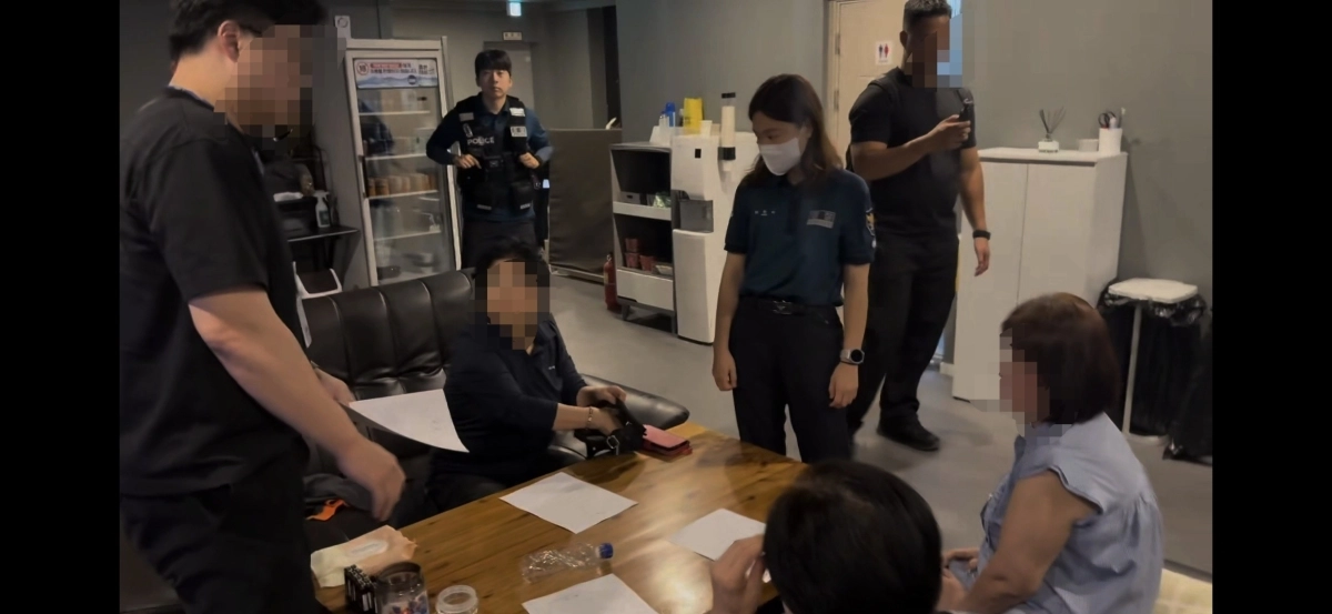 울산경찰청과 게임물관리위원회 단속반이  지난 18일 밤 울산 남구의 한 불법 성인PC방에서 업주 등을 상대로 조사를 벌이고 있다.  울산경찰청 제공