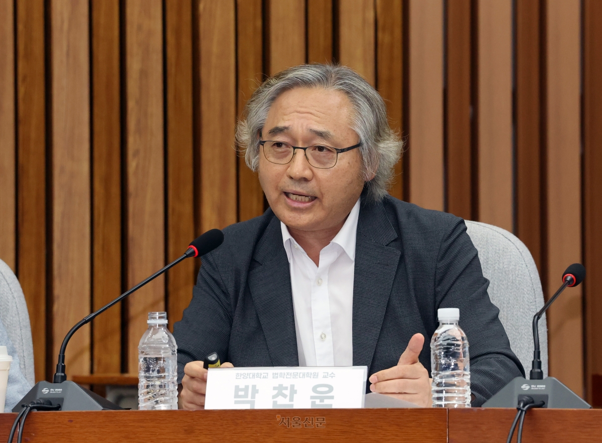 박찬운 한양대 법학전문대학원 교수가 21일 오후 여의도 국회에서 열린 민주당 정책 의총에서 형사소송법 개정안 관련 발제를 하고 있다 국회사진기자단
