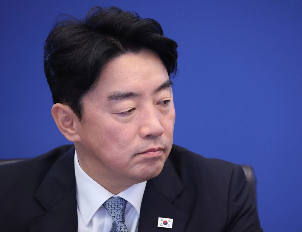 강훈식 비서실장이 21일 청와대에서 열린 수석보좌관회의에서 이재명 대통령 발언을 듣고 있다. 강 실장은 이날 오전 이 대통령에게 사의를 표명했다. 연합뉴스