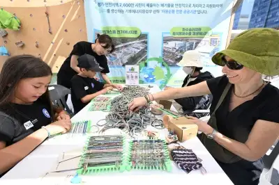 재활용 체험하는 외국인