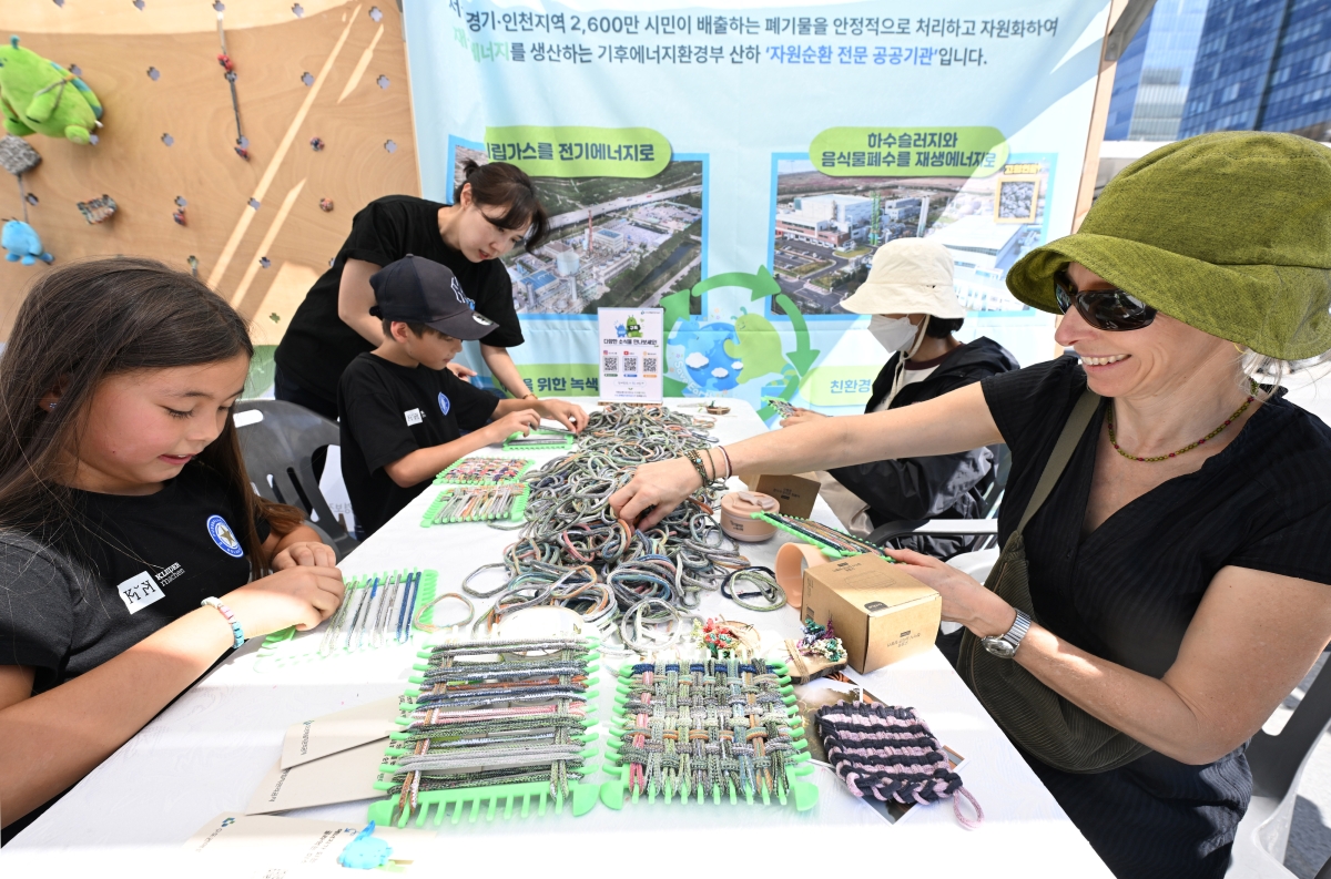 21일 서울 광화문광장에서 열린 ‘제4회 지구하다 페스티벌’을 찾은 사람들이 폐 양말목으로 냄비받침 만들기 체험을 하고 있다. 2026.9.21 도준석 전문기자
