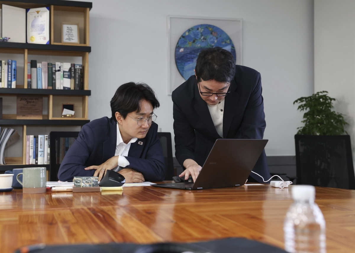 서준오(왼쪽) 노원구청장이 지난 16일 진행된 AI 기반 소통·협업 솔루션 ‘브리티웍스(Brity Works)’ 시연에 참석해 프로그램을 살피고 있다. 노원구 제공