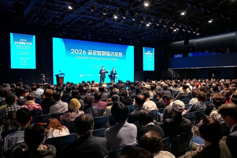 9월 19일 서울 섬유센터 텍스파홀에서 열린 ‘2026 글로벌패밀리포럼’에서 참석자들이 특별강연을 경청하고 있다. 이날 포럼에는 한국가족단체협의회 20개 회원단체와 160개 협력단체를 비롯해 학계·시민사회·정책 관계자 등 600여 명이 참여했다.