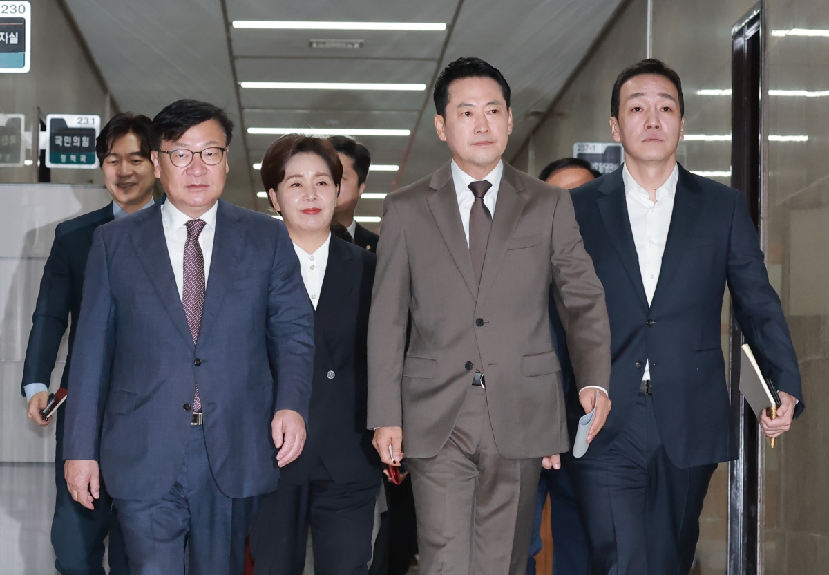 국민의힘 장동혁 대표와 정점식 원내대표가 21일 국회에서 열린 최고위원회의에 참석하기 위해 회의실로 향하고 있다. 연합뉴스