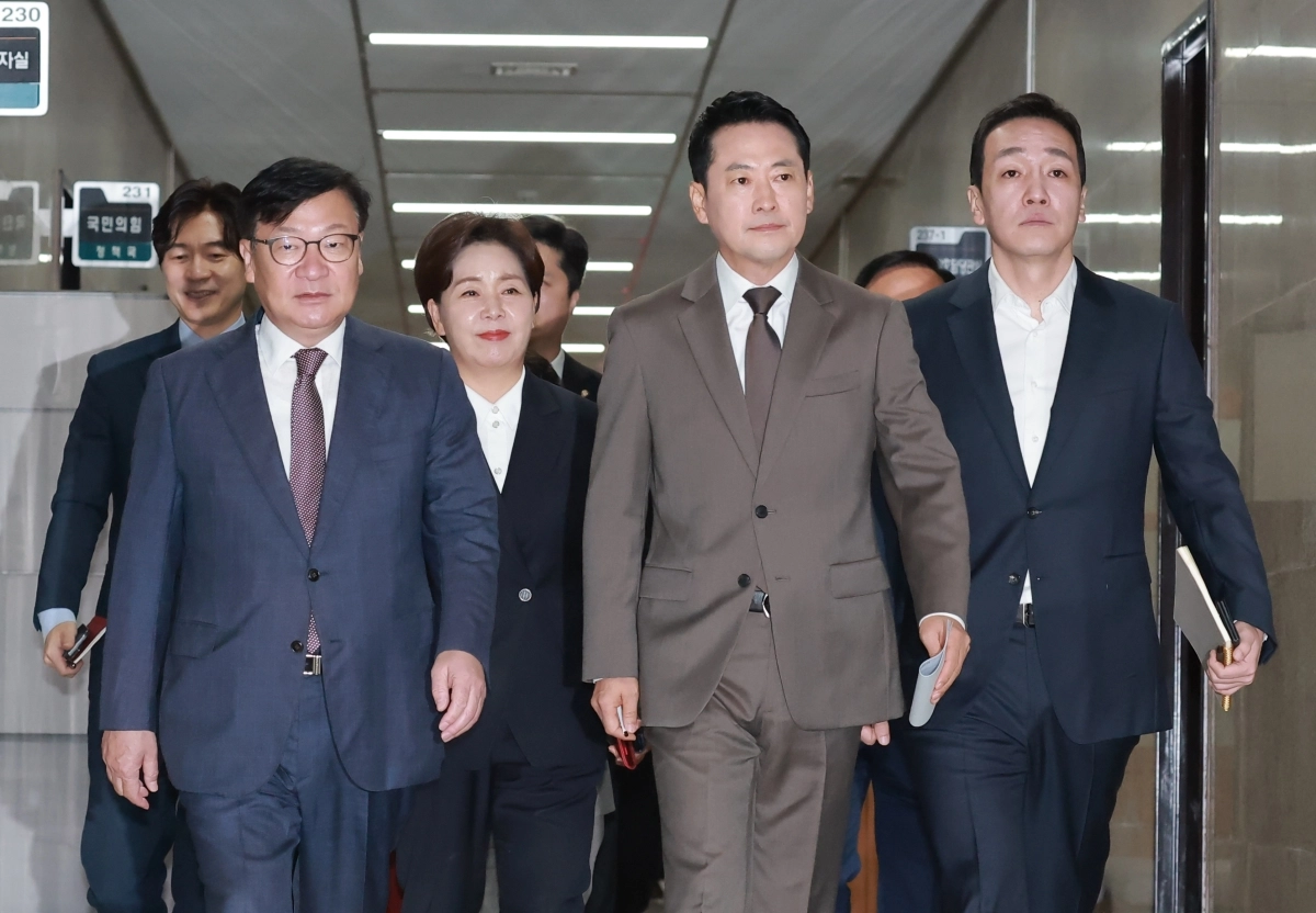 국민의힘 장동혁 대표와 정점식 원내대표가 21일 국회에서 열린 최고위원회의에 참석하기 위해 회의실로 향하고 있다. 연합뉴스