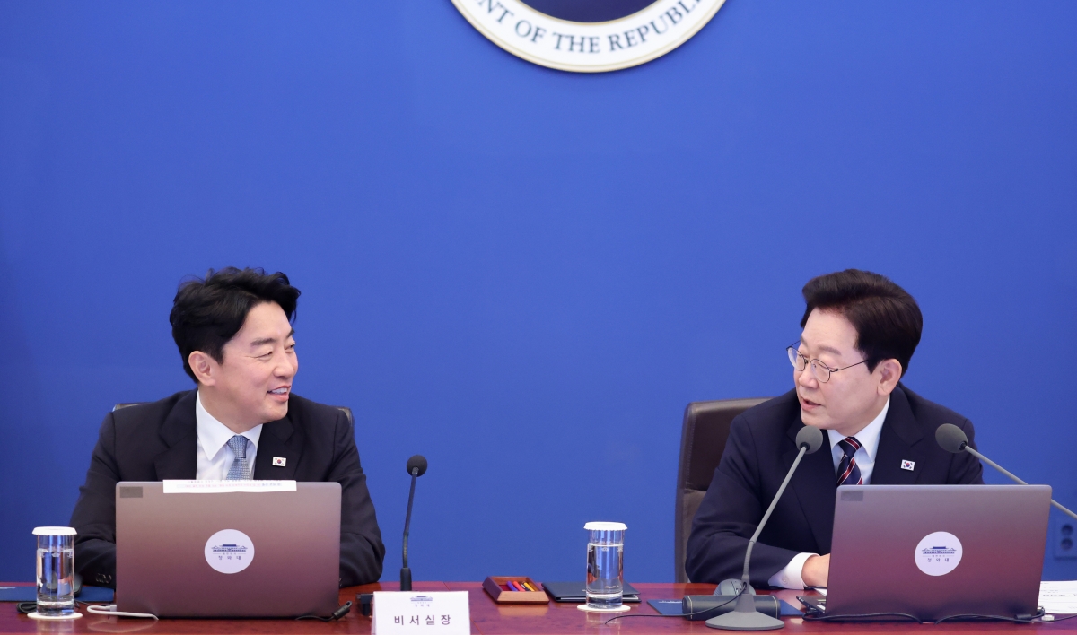 이재명 대통령이 21일 청와대에서 열린 수석보좌관회의에서 이날 오전 사의를 표명한 강훈식 대통령 비서실장을 바라보며 참모진의 노고를 격려하는 발언을 하고 있다. 연합뉴스