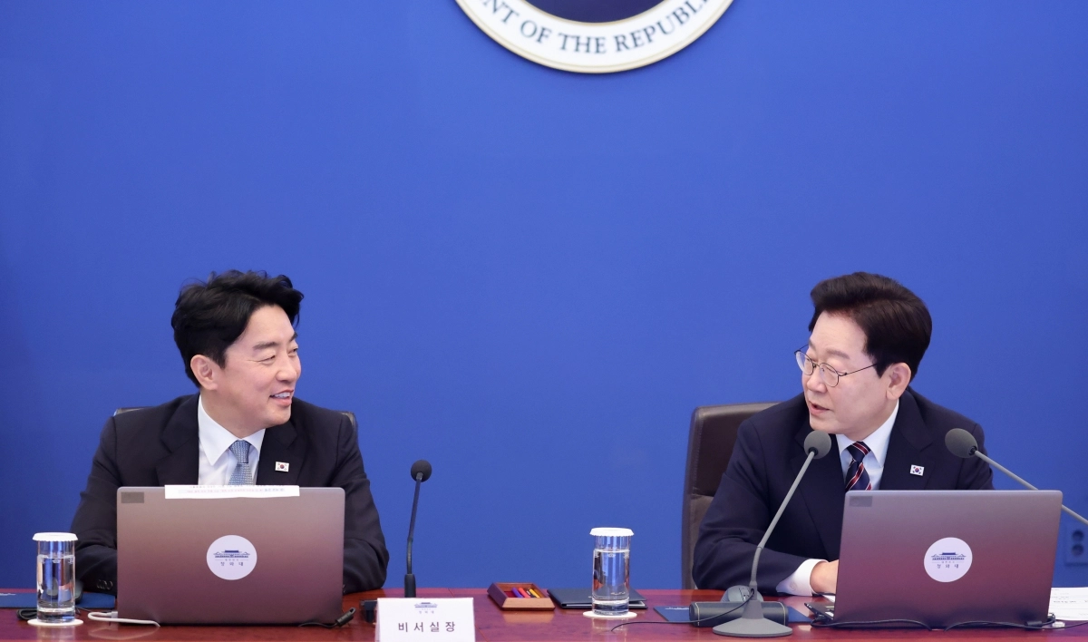 이재명 대통령이 21일 청와대에서 열린 수석보좌관회의에서 이날 오전 사의를 표명한 강훈식 대통령 비서실장을 바라보며 참모진의 노고를 격려하는 발언을 하고 있다. 연합뉴스