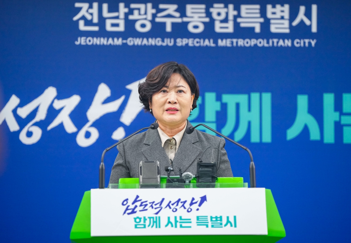 배미경 전남광주통합특별시 대변인이 21일 오후 광주청사 브리핑룸에서 공공기관 통합 관련 기자회견을 하고 있다. 전남광주통합특별시 제공