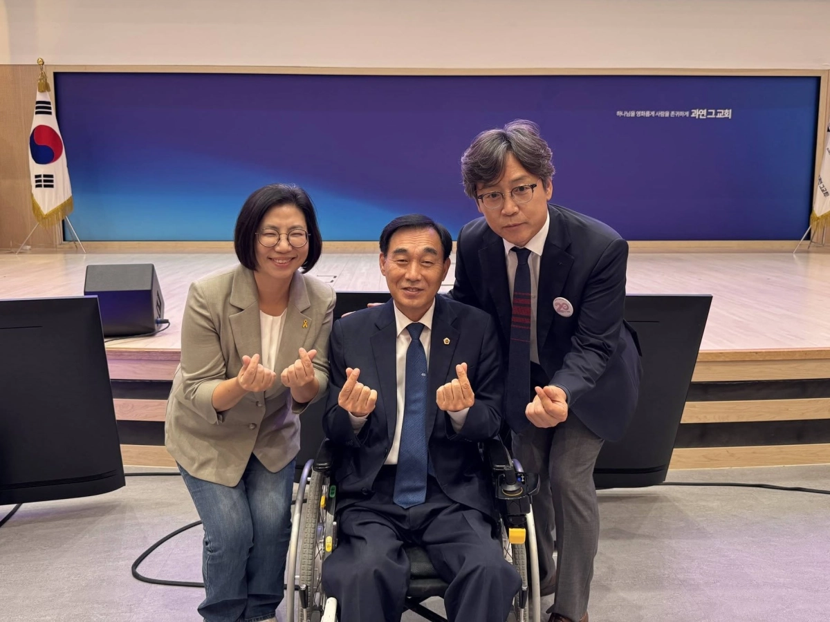 ▲김현덕 의원(가운데)이 수원시장애인종합복지관 개관 20주년 기념행사 현장에서 관계자들과 손하트 포즈를 취하고 있다. (사진=경기도의회)