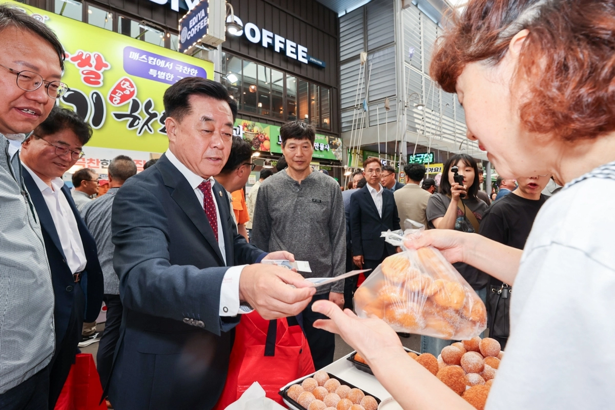 21일 포항 죽도시장을 방문해 전통시장 장보기 행사에서 명절 성수품을 구매하는 김희수 의장. 경북도의회 제공