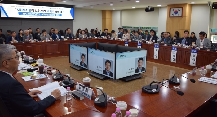 토론회 현장(발언 중인 남재우 한국연금학회장)(사진 제공: 한국사회복지공제회)