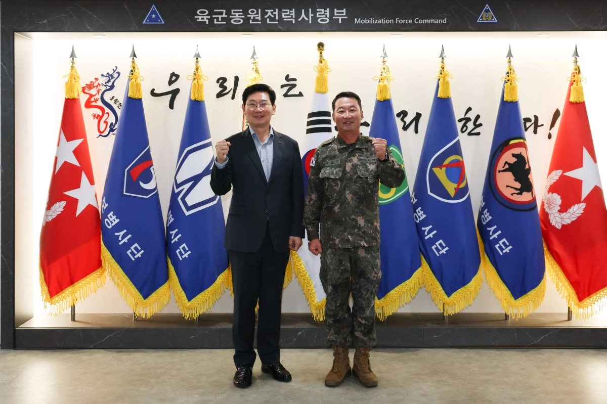 이상일 용인시장이 21일 추석을 앞두고 육군동원전력사령부를 방문해 시와 군 협력 방안에 대해 논의하고 김관수 소장과 기념 촬영을 하고 있다. 용인시 제공