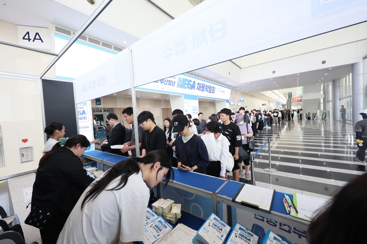 21일 부산 해운대구 벡스코 제2전시장에서 열린 ‘2026 부산청년 메가 채용박람회’ 현장. 부산경제진흥원 제공