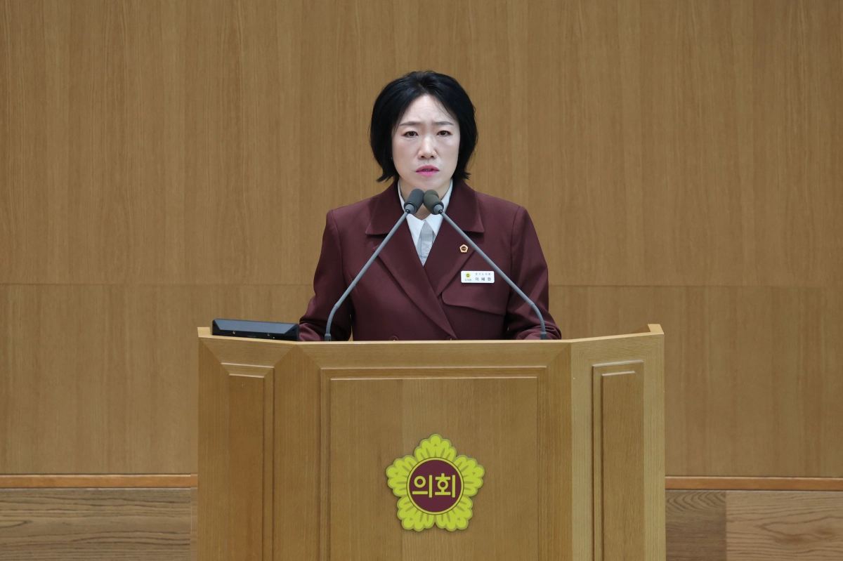 ▲이혜원 도시환경위원회 부위원장이 18일 열린 제393회 임시회 제4차 본회의에서 5분 자유발언을 통해 경기도와 도교육청의 책임행정을 촉구하고 있다. (사진=경기도의회)