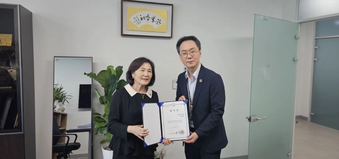 ▲지난 18일 의원실에서 경기도교육청 교권보호단으로부터 ‘명예교권보호전담관’ 위촉장을 전달받은 김영희 의원(사진=경기도의회)
