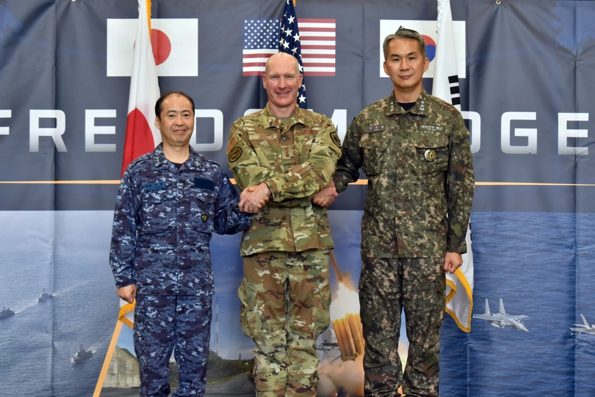 합동참모본부 김지훈 소장(오른쪽부터), 주일미군사령관 스티븐 조스트 중장, 일본 통합막료감부 이시마키 요시야스 해장이 7일 일본 요코타 기지 주일미군사령부에서 열린 ‘2026년 프리덤 에지 훈련’ 개회식에서 손을 잡고 있다. (합동참모본부 제공. 재판매 및 DB금지) 2026.9.7. 뉴스1