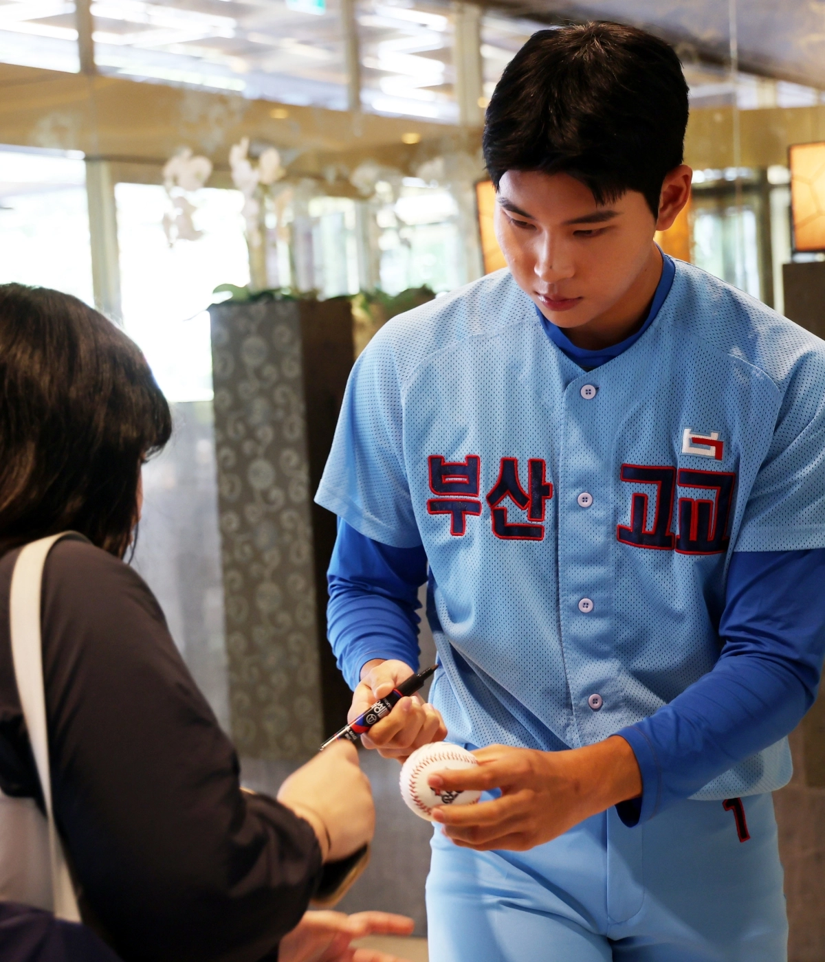 2027 KBO 신인 드래프트,에서 전체 1순위 지명을 받아 키움 유니폼을 입게 된 하현승(부산고)이 드래프트에 앞서 팬들에게 사인을 해주고 있다.      뉴시스