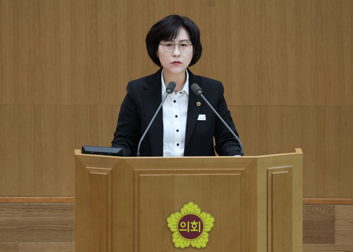 ▲최지원 의원이 18일 경기도의회 제393회 임시회 제4차 본회의에서 5분 자유발언을 통해 경기미래교육 파주캠퍼스의 평화국제예술고 전환을 촉구하고 있다. (사진=경기도의회)