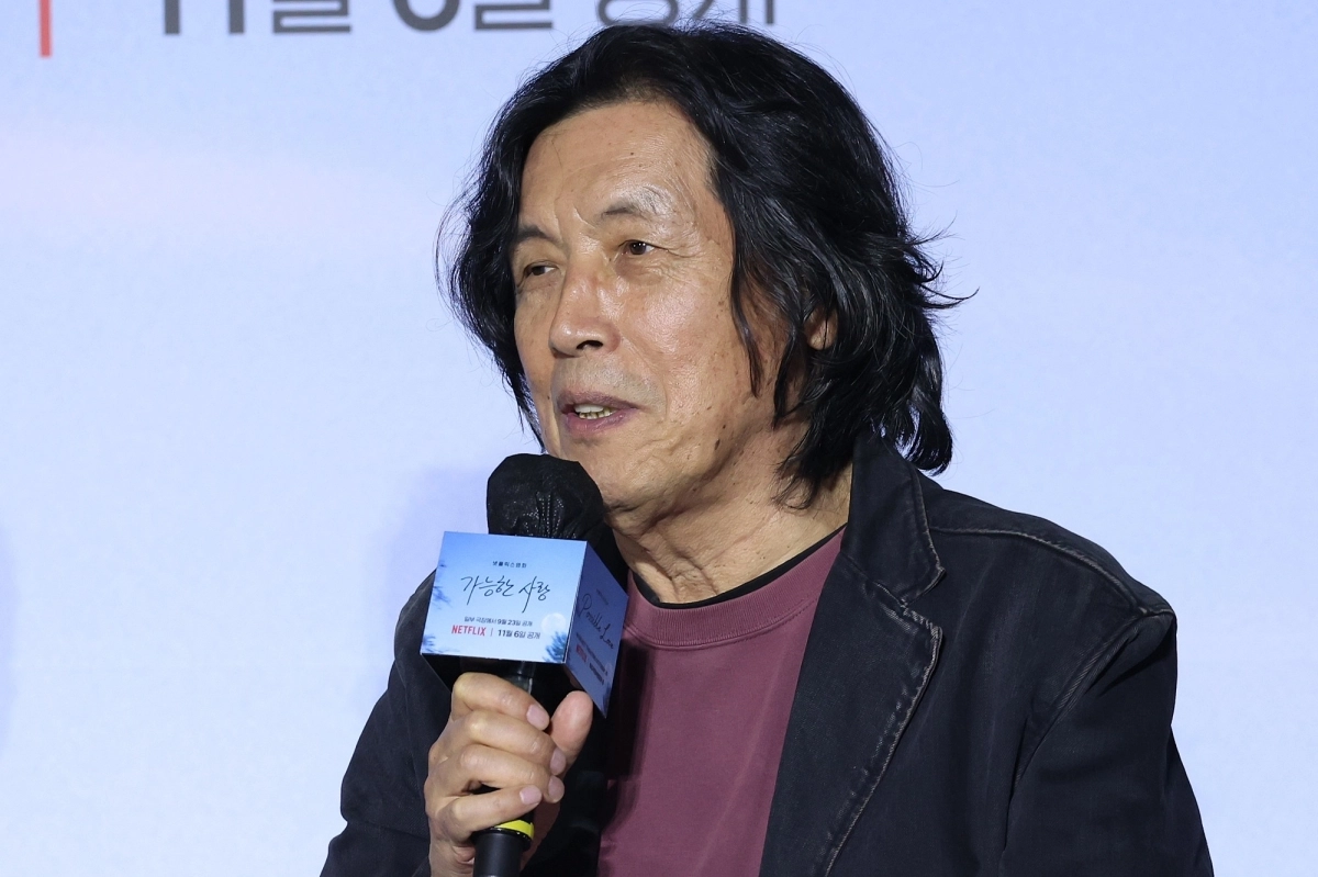 이창동 감독이 21일 서울 용산구 CGV 용산아이파크몰에서 열린 영화 ‘가능한 사랑’ 시사회·기자간담회에서 인사말을 하고 있다. 연합뉴스