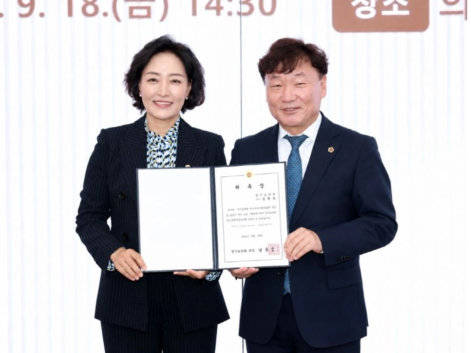 ▲ 제12대 전반기 경기도의회 예산정책자문위원으로 위촉된 김명숙 의원과 남종섭 의장(사진=경기도의회)