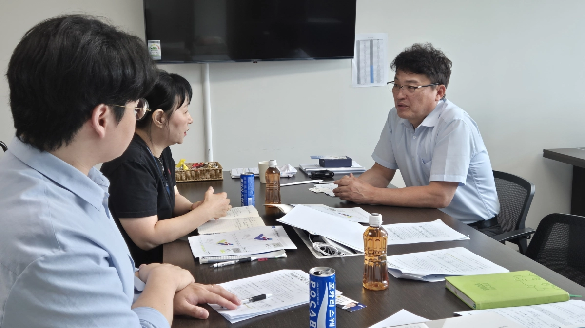 ▲이종춘 의원이 18일 도의회에서 경기도 투자진흥과 관계자들과 마주 앉아 파주 당동 외국인투자지역 활성화 대책을 논의하고 있다. (사진=경기도의회)